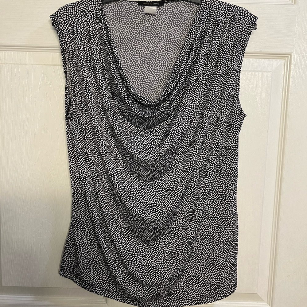 The ideal top for office attire
